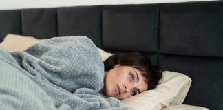 Fatigue persistante : et si un trouble du sommeil se cachait derrière vos nuits ? Une femme qui n’arrive pas à dormir et se demande si elle souffre d’un trouble du sommeil.