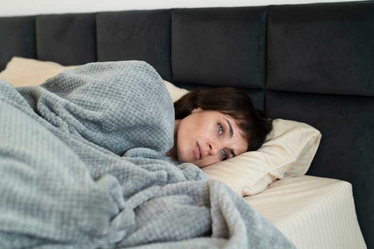 Une femme qui n’arrive pas à dormir et se demande si elle souffre d’un trouble du sommeil.
