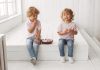 Grossesse : comment se forment les faux jumeaux ? Deux enfants qui sont des faux jumeaux.