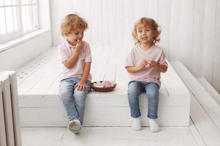 Deux enfants qui sont des faux jumeaux.