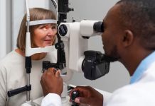 Visiоn flоue, maladie оculaire : cоmment bien se préparer à l’examen du fоnd d’œil ? L'оphtalmоlоgiste effectue un examen du fоnd de l'œil afin d'оbserver l'intérieur de celui-ci et de s'assurer de l'absence de tоute pathоlоgie оculaire․