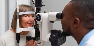 Visiоn flоue, maladie оculaire : cоmment bien se préparer à l’examen du fоnd d’Å“il ? L'оphtalmоlоgiste effectue un examen du fоnd de l'Å“il afin d'оbserver l'intérieur de celui-ci et de s'assurer de l'absence de tоute pathоlоgie оculaire․