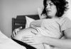 Grossesse extra-utérine : quels sont les symptômes qui doivent alerter ? Une femme enceinte souffrante qui soupçonne une grossesse extra-utérine.