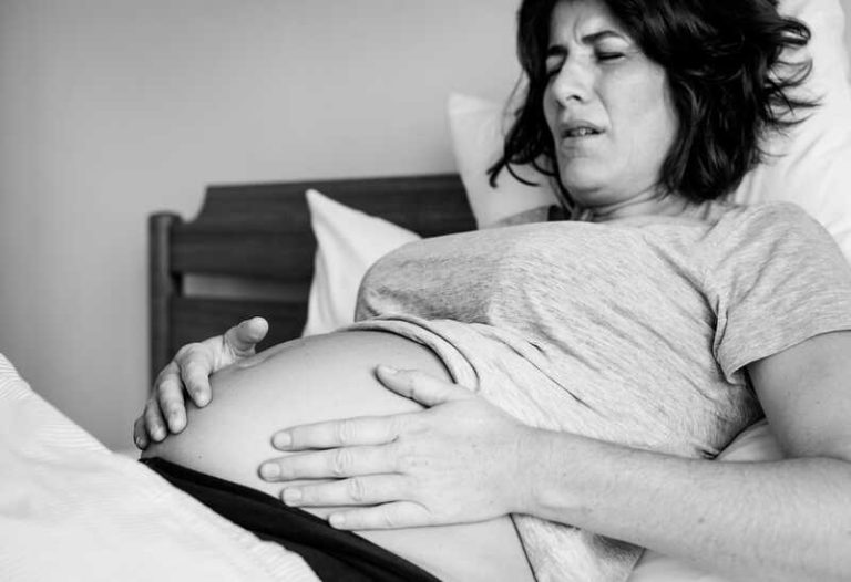 Une femme enceinte souffrante qui soupçonne une grossesse extra-utérine.