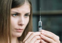 Décès après une injection illégale : les pratiques clandestines profitent d’un vide réglementaire Une femme qui s’apprête à réaliser une injection d’acide hyaluronique illégale.