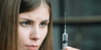 Décès après une injection illégale : les pratiques clandestines profitent d’un vide réglementaire Une femme qui s’apprête à réaliser une injection d’acide hyaluronique illégale.
