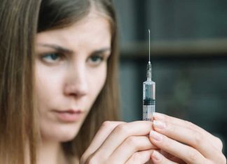 Une femme qui s’apprête à réaliser une injection d’acide hyaluronique illégale.