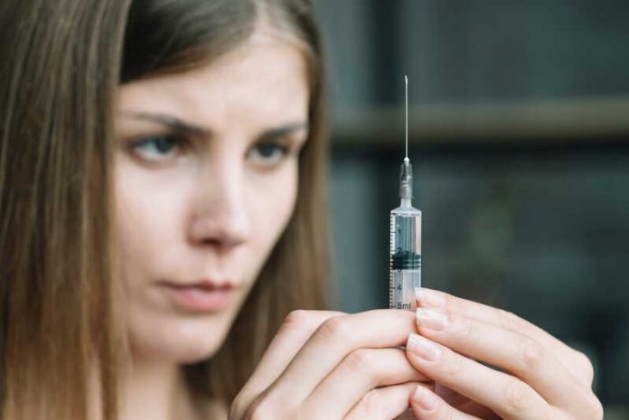Injection illégale medecine esthetique femme meurt après un acte esthétique à Villeurbanne Ma Santé Une femme qui s’apprête à réaliser une injection d’acide hyaluronique illégale.