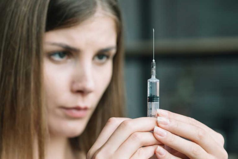 Une femme qui s’apprête à réaliser une injection d’acide hyaluronique illégale.