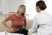 Arrêt des règles avant 40 ans : et si c’était une ménopause précoce ? Une femme consulte son médecin pour signaler un dérèglement menstruel, suspectant une ménopause précoce.