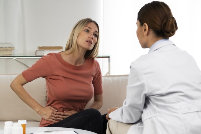 Insuffisance ovarienne ménopause précoce symptômes causes traitement aménorrhée bouffées de chaleur sueurs nocturnes sécheresse vaginale infertilité fatigue ma sante Une femme consulte son médecin pour signaler un dérèglement menstruel, suspectant une ménopause précoce.