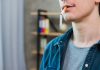 Interdire la cigarette aux générations futures : un pari risqué pour réduire le tabagisme ? Un jeune homme qui n'aura bientôt plus le droit d'acheter et de fumer une cigarette.