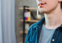 Interdire la cigarette aux générations futures : un pari risqué pour réduire le tabagisme ? Un jeune homme qui n'aura bientôt plus le droit d'acheter et de fumer une cigarette.