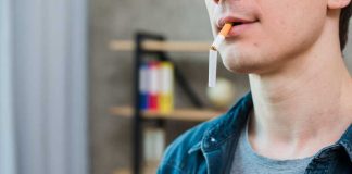 Interdire la cigarette aux générations futures : un pari risqué pour réduire le tabagisme ? Un jeune homme qui n'aura bientôt plus le droit d'acheter et de fumer une cigarette.