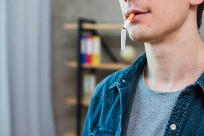 Interdire la cigarette aux générations futures un pari risqué pour réduire le tabagisme Ma Santé Un jeune homme qui n'aura bientôt plus le droit d'acheter et de fumer une cigarette.