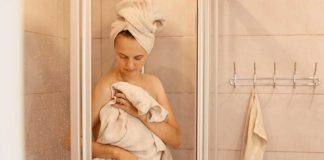 Laver ses serviettes de bain une seule fois par semaine : une très mauvaise habitude Une femme qui se sèche avec une serviette de bain qu’elle ne lave qu’une fois par semaine.