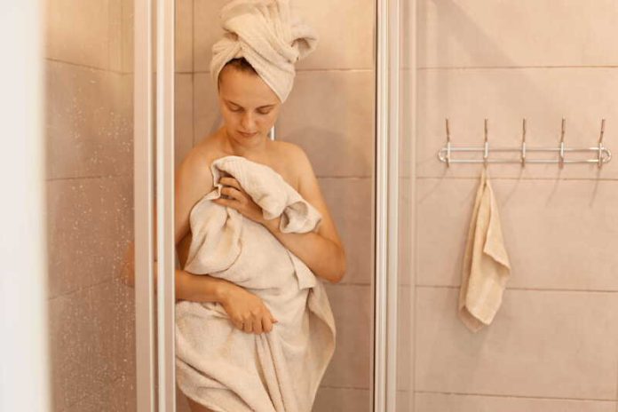 Laver ses serviettes de bain une seule fois par semaine une très mauvaise habitude Ma Santé Une femme qui se sèche avec une serviette de bain qu’elle ne lave qu’une fois par semaine.