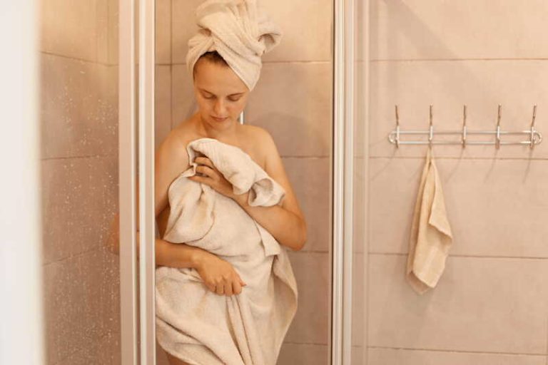 Une femme qui se sèche avec une serviette de bain qu’elle ne lave qu’une fois par semaine.