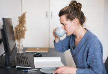 Le café vous donne-t-il vraiment de l’énergie… ou vous trompe-t-il ? Une femme qui boit un café pour atténuer sa fatigue.
