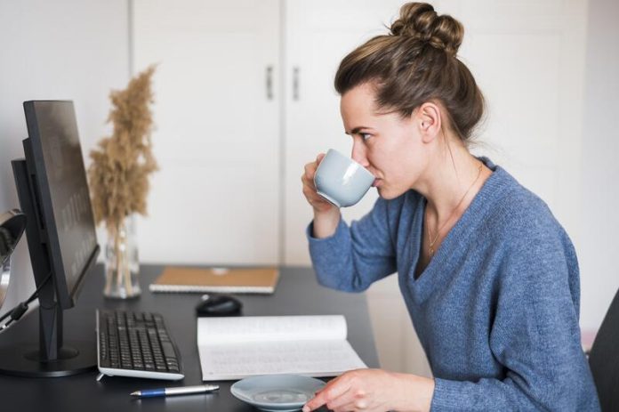 Le café donne-t-il vraiment de l’énergie ou vous trompe fatigue effets caféine Ma Santé Une femme qui boit un café pour atténuer sa fatigue.