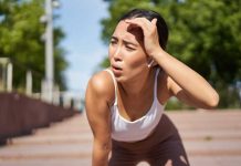 Le rĂ©chauffement climatique favorise-t-il notre ultra-sĂ©dentaritĂ© ? Une femme qui essaie de faire du sport sous une chaleur extrĂȘme.