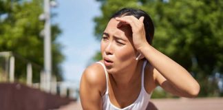 Le réchauffement climatique favorise-t-il notre ultra-sédentarité ? Une femme qui essaie de faire du sport sous une chaleur extrême.