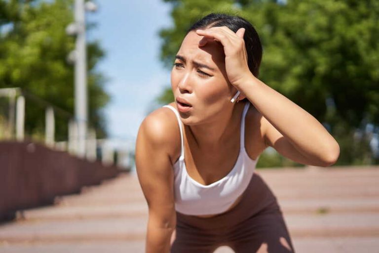 Une femme qui essaie de faire du sport sous une chaleur extrême.