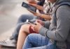 Réseaux sociaux : leur addiction enfin reconnue Un groupe d’adolescents, téléphone en main, absorbés par les réseaux sociaux, comme happés par leurs écrans.