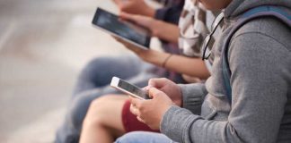 Réseaux sociaux : leur addiction enfin reconnue Un groupe d’adolescents, téléphone en main, absorbés par les réseaux sociaux, comme happés par leurs écrans.