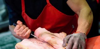 Décès liés à la listériose : la liste précise des produits en cause   Un charcutier tranche une pièce de charcuterie contaminée par la bactérie Listeria.