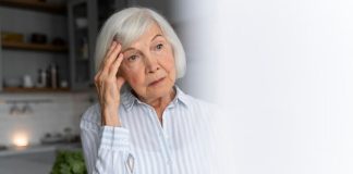 Alzheimer : « un patient sur trois est diagnostiqué beaucoup trop tard » Une femme âgée victime des premiers symptômes de la maladie d'Alzheimer.