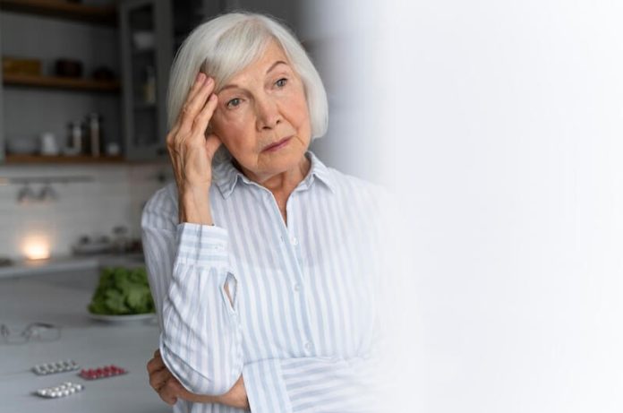 Maladie Alzheimer diagnostic precoce retard perte chance ameliorer risque ma sante Une femme âgée victime des premiers symptômes de la maladie d'Alzheimer.