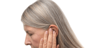 Vertiges et perte d’audition : les signes de la maladie de Ménière Une femme ressent des douleurs dans l’oreille et des vertiges, suspectant une maladie de Ménière.