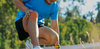 Osgood-Schlatter : cette douleur au genou qui inquiète En pleine course, un adolescent s’arrête net à cause d’une douleur au genou, évoquant une possible maladie d’Osgood-Schlatter.