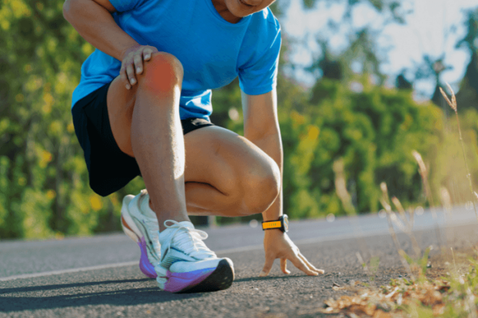 Maladie d'Osgood-Schlatter douleur symptômes causes diagnostic traitement sport jambe ma sante-2 En pleine course, un adolescent s’arrête net à cause d’une douleur au genou, évoquant une possible maladie d’Osgood-Schlatter.