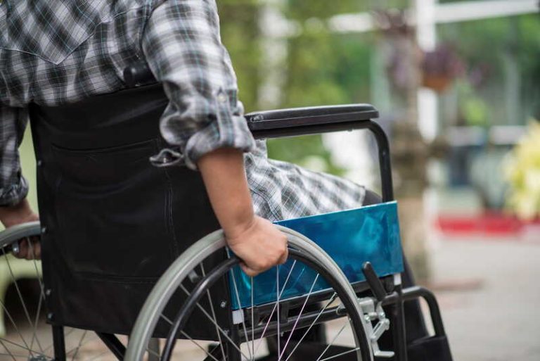 Un homme atteint de la maladie de Charcot, vivant dans l’une des régions de France les plus touchées.