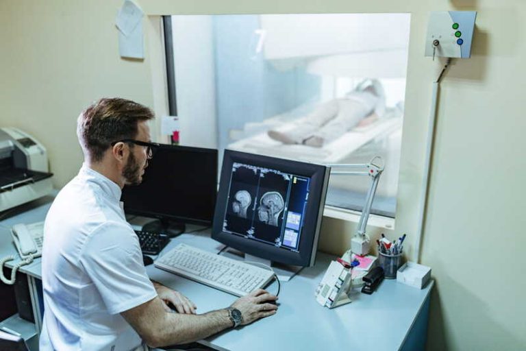 Un homme atteint de la maladie d’Alzheimer qui expérimente un nouveau traitement avec un casque à infrarouges.