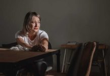 Ménopause : quand les hormones détruisent notre santé mentale Une femme en dépression liée aux fluctuations hormonales de la ménopause.