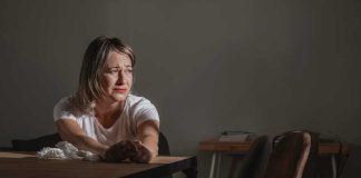 Ménopause : quand les hormones détruisent notre santé mentale Une femme en dépression liée aux fluctuations hormonales de la ménopause.