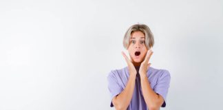 Mue de la voix : ces “couacs” qui marquent l’entrée dans l’adolescence Un adolescent remarque un changement dans sa voix et comprend qu’il s’agit de la mue liée à la puberté.