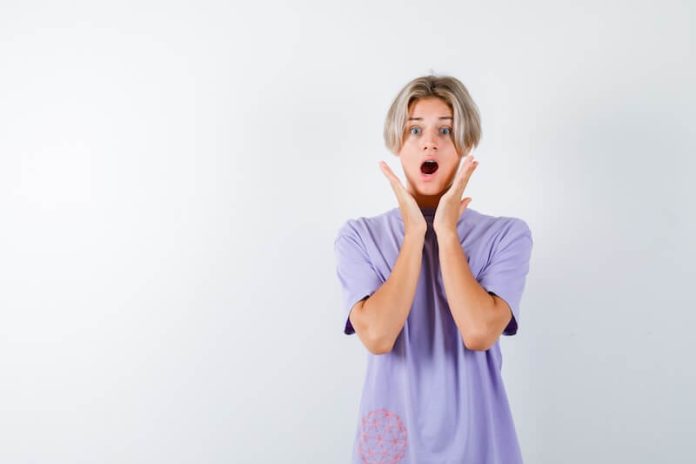Mue voix causes symtômes conséquence adolescence cordes vocales hormones ma sante Un adolescent remarque un changement dans sa voix et comprend qu’il s’agit de la mue liée à la puberté.