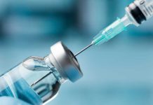 On pourra bientôt se protéger de la grippe et du Covid… avec un seul vaccin Un médecin examine le nouveau vaccin combiné mCombriax, conçu pour protéger à la fois contre la grippe et la COVID.