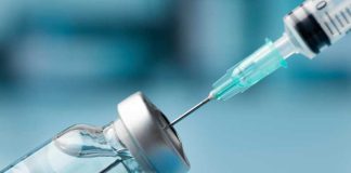 On pourra bientôt se protéger de la grippe et du Covid… avec un seul vaccin Un médecin examine le nouveau vaccin combiné mCombriax, conçu pour protéger à la fois contre la grippe et la COVID.