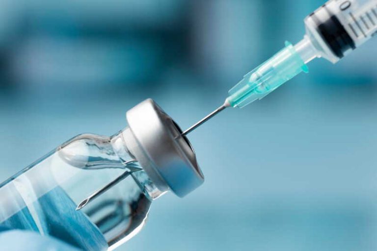 Un médecin examine le nouveau vaccin combiné mCombriax, conçu pour protéger à la fois contre la grippe et la COVID.