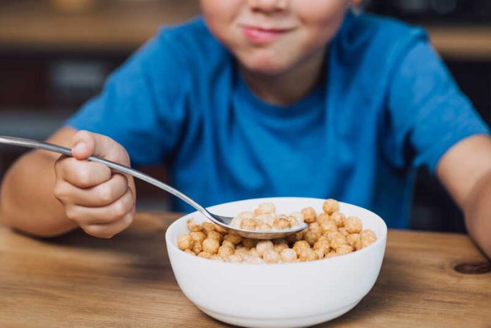 Pain pâtes céréales vous mangez des métaux lourds tous les jours Ma Santé Un enfant qui consomme des céréales contaminées par des métaux lourds, notamment le cadmium.