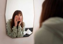 Parler tout seul, est-ce vraiment si bizarre ? Une jeune femme qui a l'habitude de parler toute seule devant son miroir.