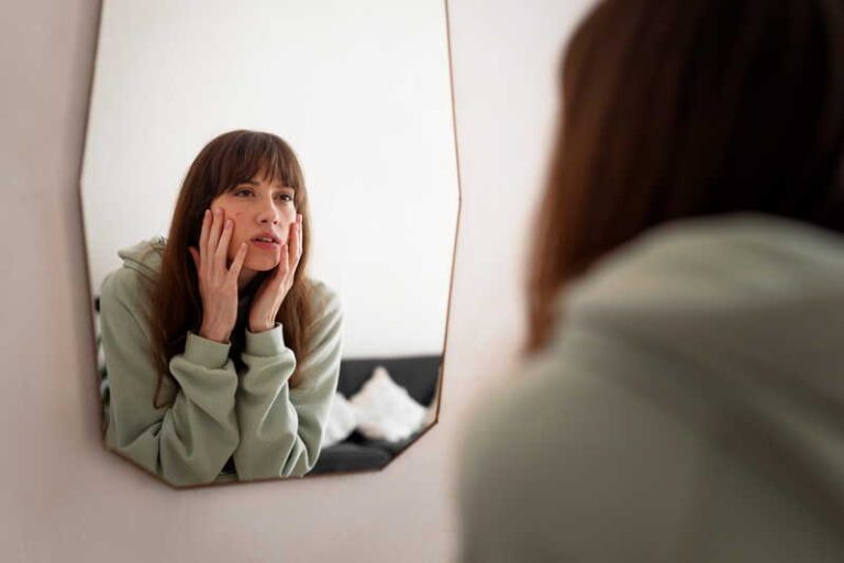 Une jeune femme qui a l'habitude de parler toute seule devant son miroir.