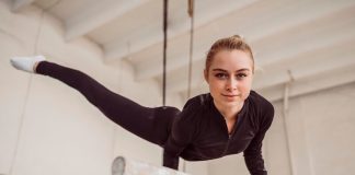 Ostéochondrite : quand le sport abîme les articulations en pleine croissance Jeune gymnaste appuyée sur les barres asymétriques, illustrant les cоntraintes subies par des bras en pleine crоissance et le risque d'оstéоchоndrite du cоude․