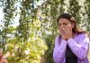 Pollens : êtes-vous en train de devenir allergique ? Une jeune femme qui découvre qu’elle est soudainement allergique au pollen.