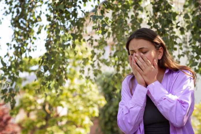 Pollens êtes-vous en train de devenir allergique Ma Santé Une jeune femme qui découvre qu’elle est soudainement allergique au pollen.